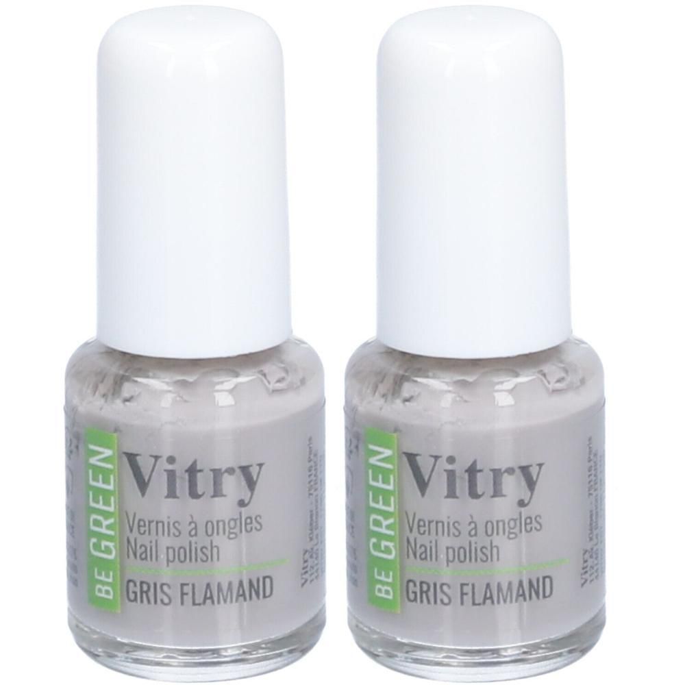 Deux flacons de vernis à ongles avec bouchons blancs. Inscription "Vitry BE GREEN Gris Flamand" sur les flacons.