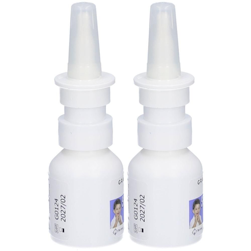Deux sprays nasaux blancs avec embout. Informations et image d'enfant sur les flacons.