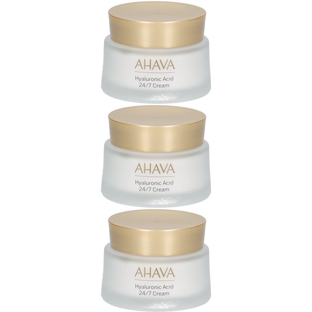 Trois pots de crème avec couvercles dorés. On peut lire AHAVA et Hyaluronic Acid 24/7 Cream.