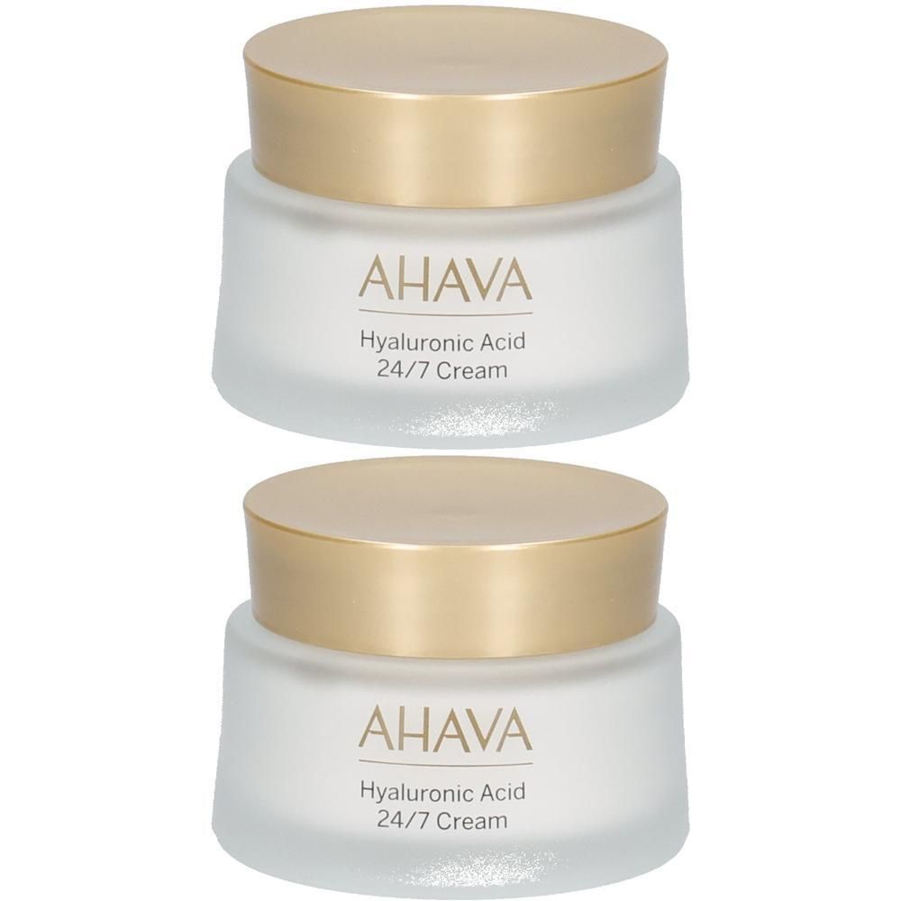 Deux pots de crème avec des couvercles dorés. On peut lire "AHAVA Hyaluronic Acid 24/7 Cream" sur les pots.