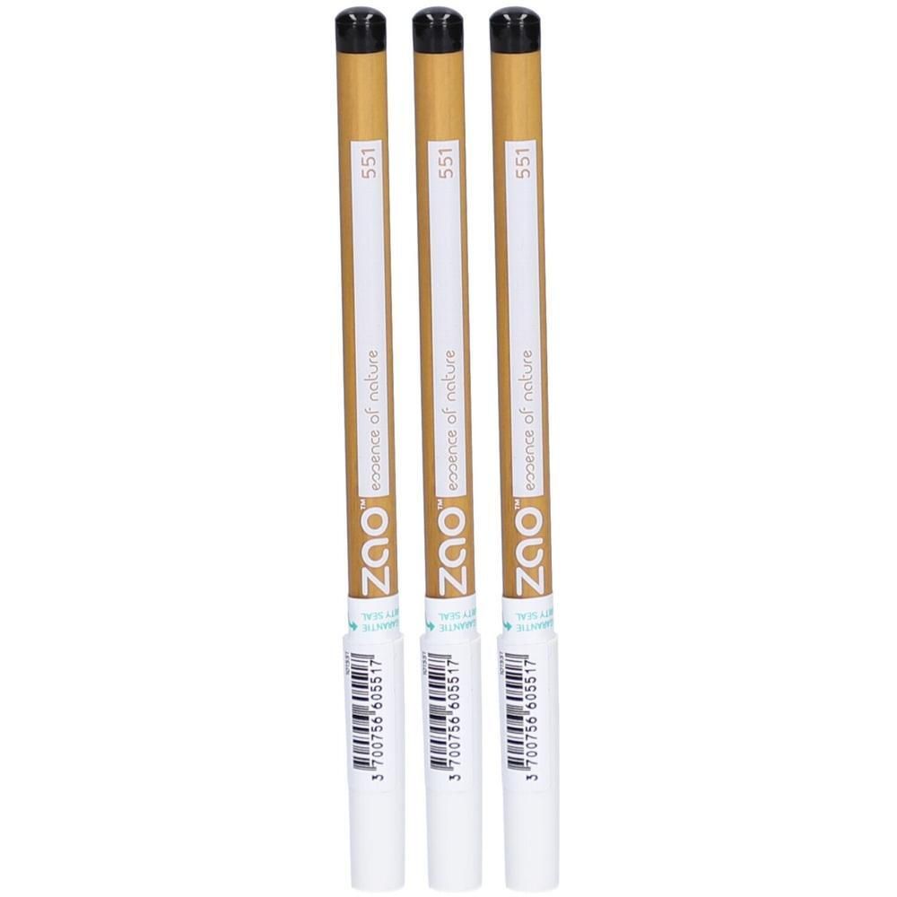 Trois crayons noirs avec corps doré. Inscriptions: ZAO, 551, essence of nature. Étiquettes blanches avec code-barres.