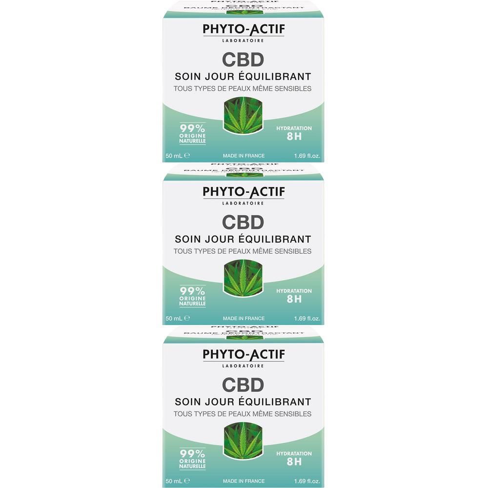Trois boîtes blanches avec accents verts. Inscription: PHYTO-ACTIF, CBD, SOIN JOUR ÉQUILIBRANT. 99% origine naturelle. 50 ml.