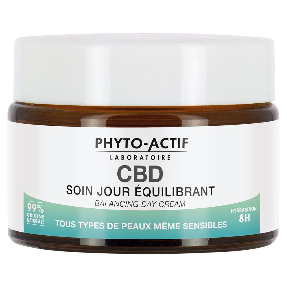 Pot en verre brun avec couvercle blanc. Inscription: PHYTO-ACTIF, CBD, SOIN JOUR ÉQUILIBRANT. 99% origine naturelle. Balancing Day Cream.