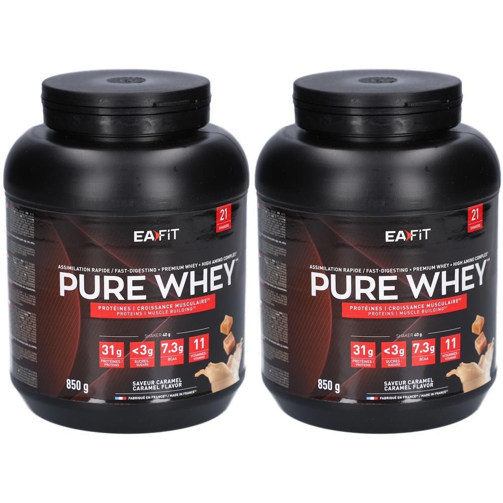 Deux pots noirs EA FIT PURE WHEY. Inscription: 850g, saveur caramel. 21 portions.