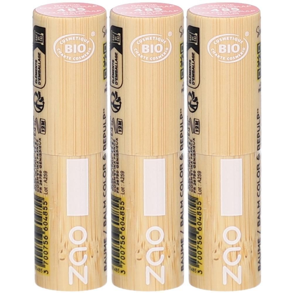 Trois baumes à lèvres en bâton, emballage bambou. Inscriptions: ZAO, BIO, BAUME/BALM COLOR & REPULP. Bouchon rose, étui clair.