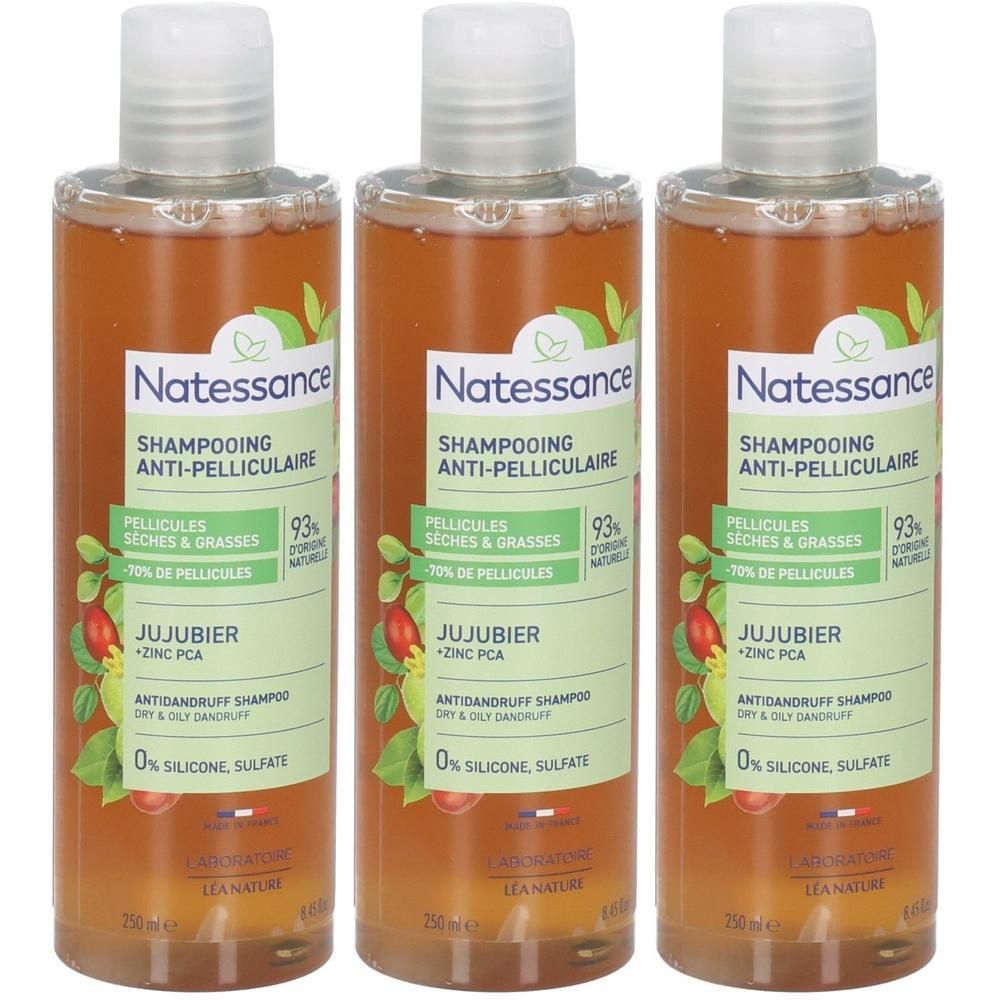 Trois flacons de shampooing. Inscription: Natessance, shampooing antipelliculaire, jujubier, zinc PCA. 93% d'origine naturelle. Pour cheveux secs et gras.