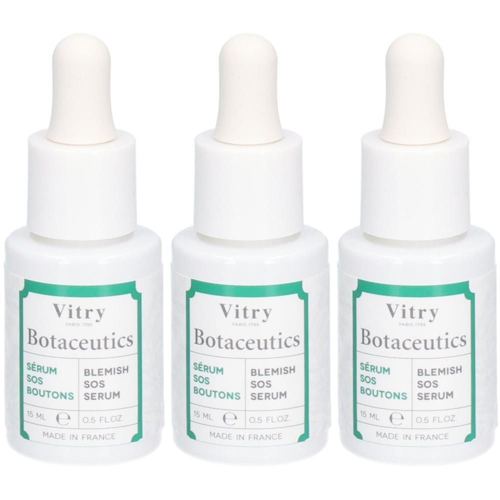 Trois flacons blancs avec compte-gouttes. Étiquettes : "Vitry Botaceutics SERUM SOS BOUTONS".