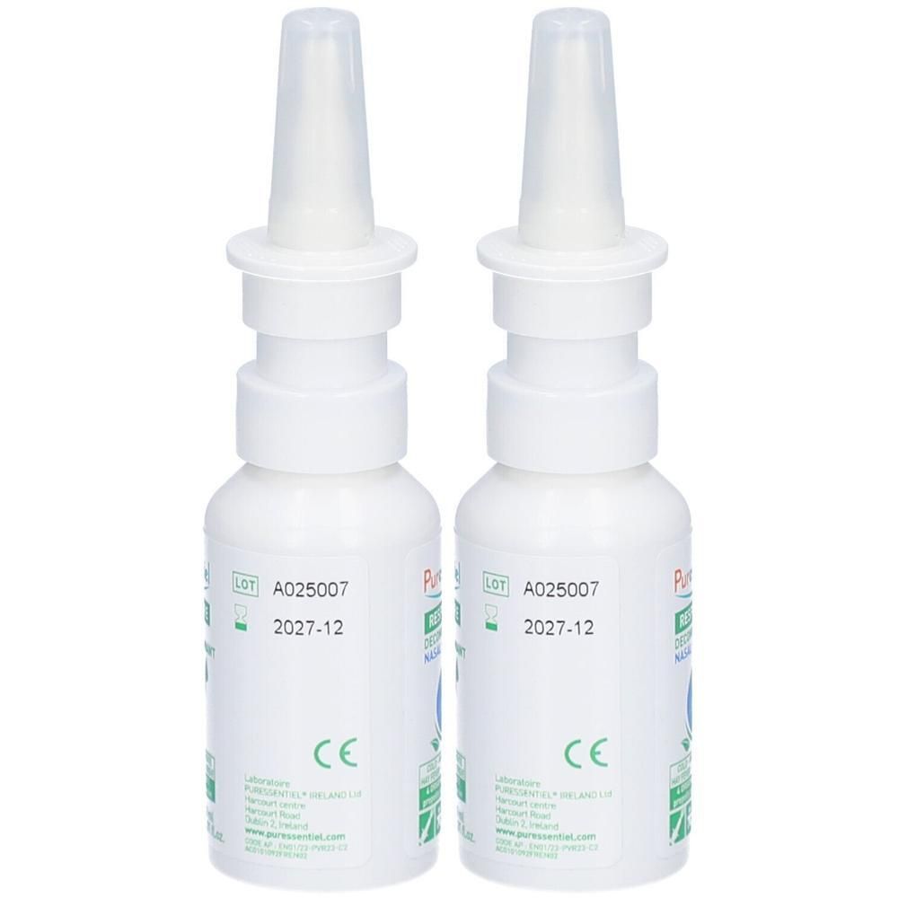 Deux flacons blancs avec embout spray. Inscriptions : A025007, 2027-12, marquage CE. Étiquettes vertes et bleues.