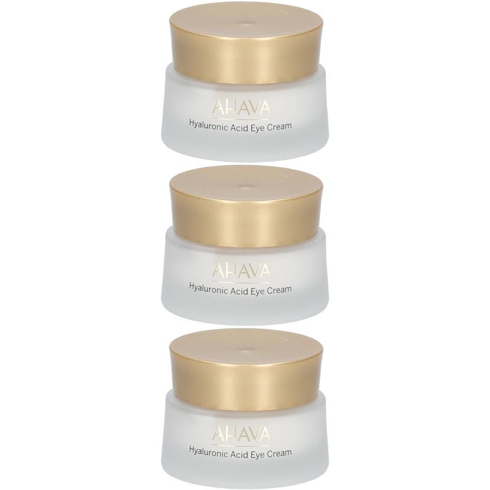 Trois pots de crème avec des couvercles dorés. On peut lire AHAVA et Hyaluronic Acid Eye Cream sur les pots.