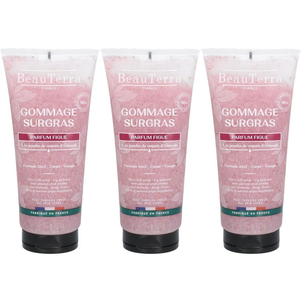 Trois tubes de gommage rose. Chaque tube porte les inscriptions "BeauTerra", "Gommage Surgras" et "Parfum Figue".