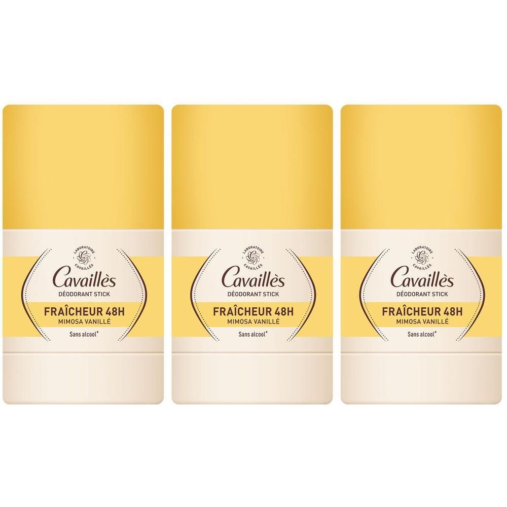 Trois sticks déodorants avec couvercle jaune et corps crème. Inscription: Cavaillès, Fraîcheur 48H, Mimosa Vanille. Sans alcool.