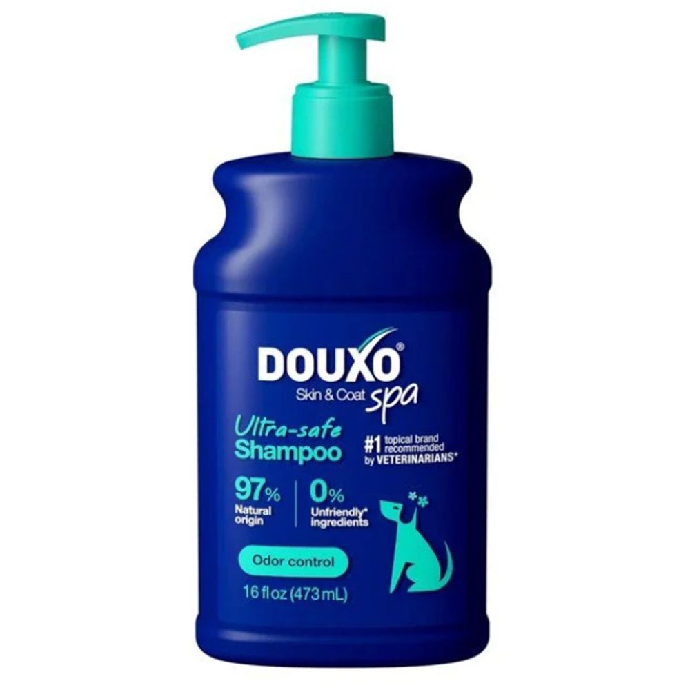 Shampoing DOUXO SPA Ultra-safe avec contrôle des odeurs dans un flacon pompe bleu.