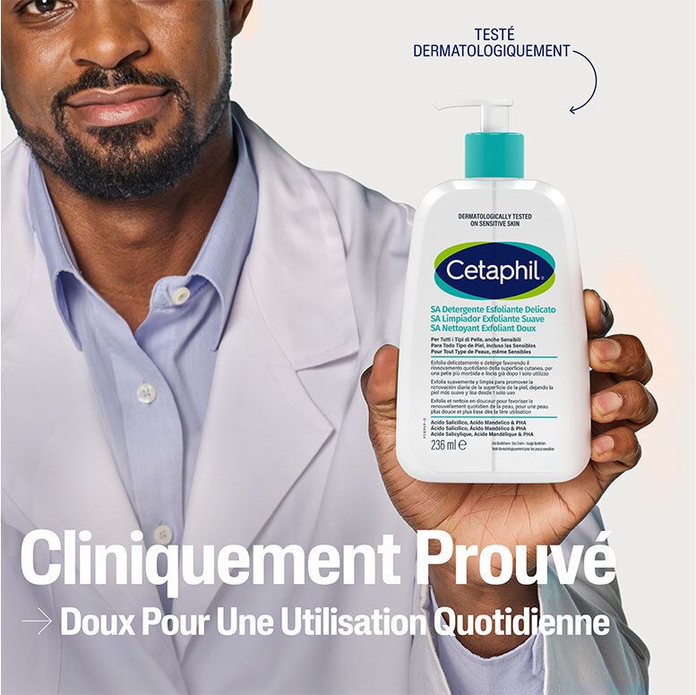 Homme tenant le nettoyant Cetaphil SA, prouvé cliniquement, doux pour un usage quotidien.