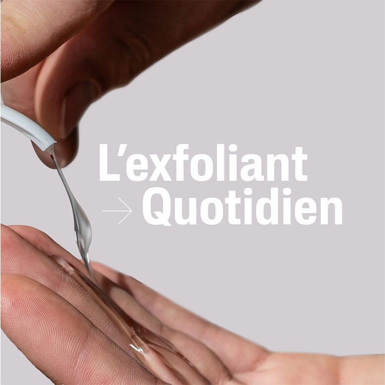 Nettoyant Cetaphil SA versé dans la main, un exfoliant doux pour un usage quotidien.