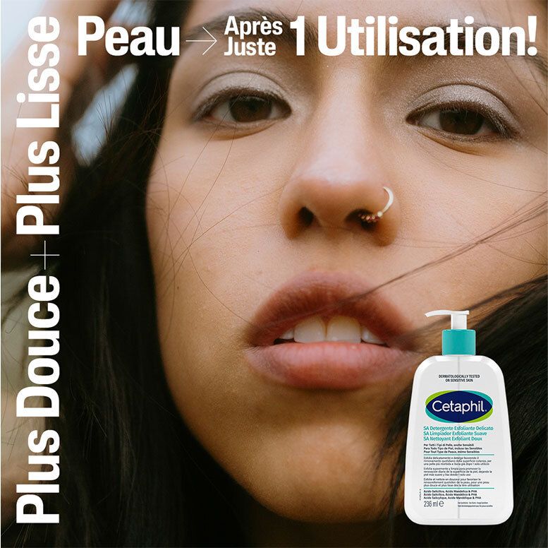 Femme avec nettoyant Cetaphil SA, peau plus douce et lisse après 1 utilisation.