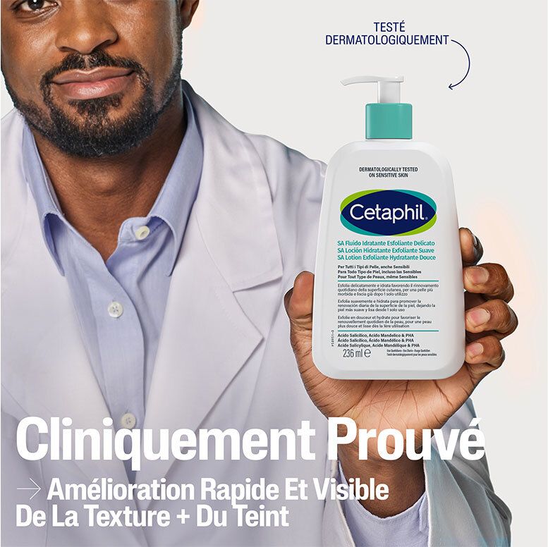 Homme en blouse tient un flacon de lotion hydratante exfoliante Cetaphil SA.