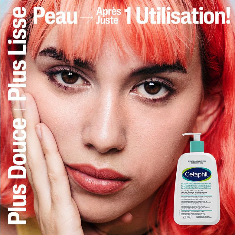 Femme aux cheveux rouges et flacon Cetaphil SA, "Plus Douce Plus Lisse".