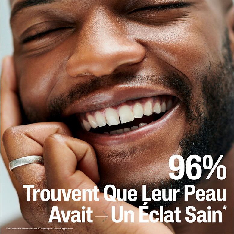 Homme souriant, "96% trouvent leur peau éclat sain".