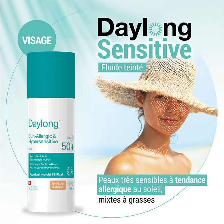 DAYLONG fluide teinté visage SPF 50+ avec femme à la plage.