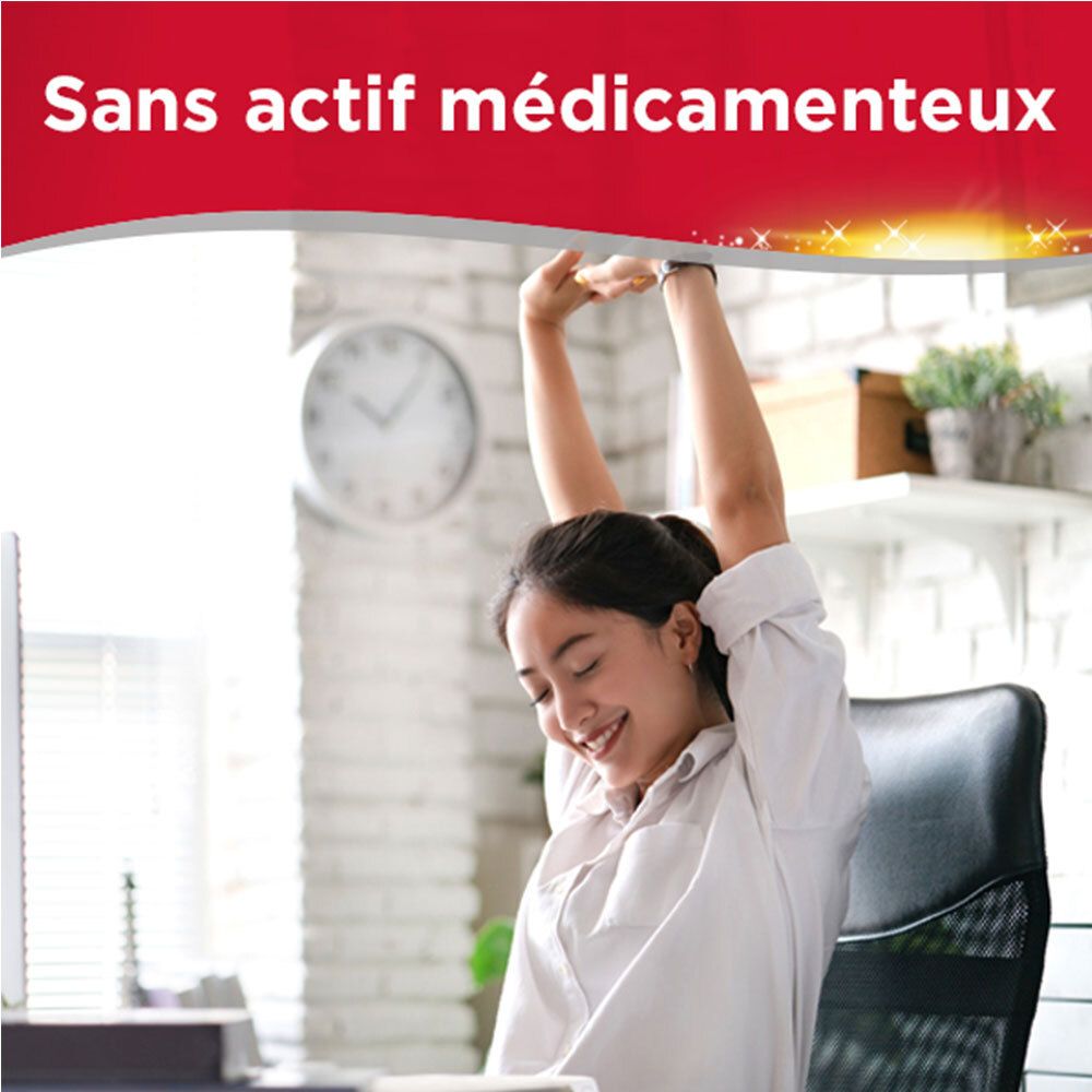 Thermacare Patch: Femme s'étirant au bureau, sans douleur grâce au patch.