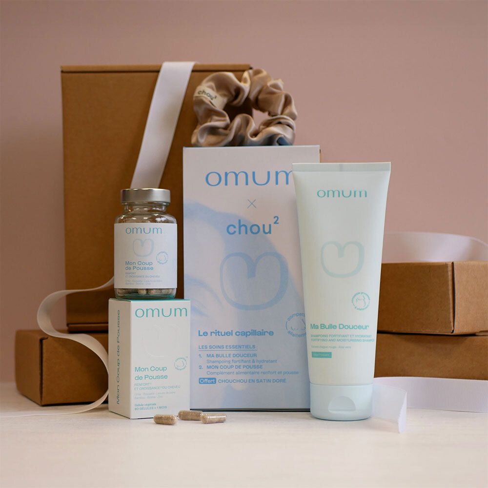 Coffret cadeau Omum & Chou² présenté avec son emballage, shampooing, complément alimentaire et chouchou.
