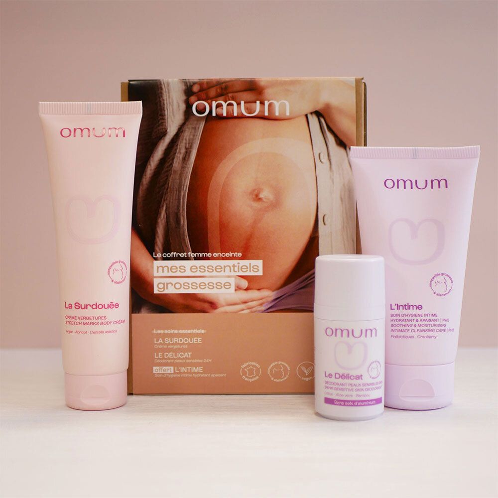 Coffret Omum pour femme enceinte, trois soins présentés de face.