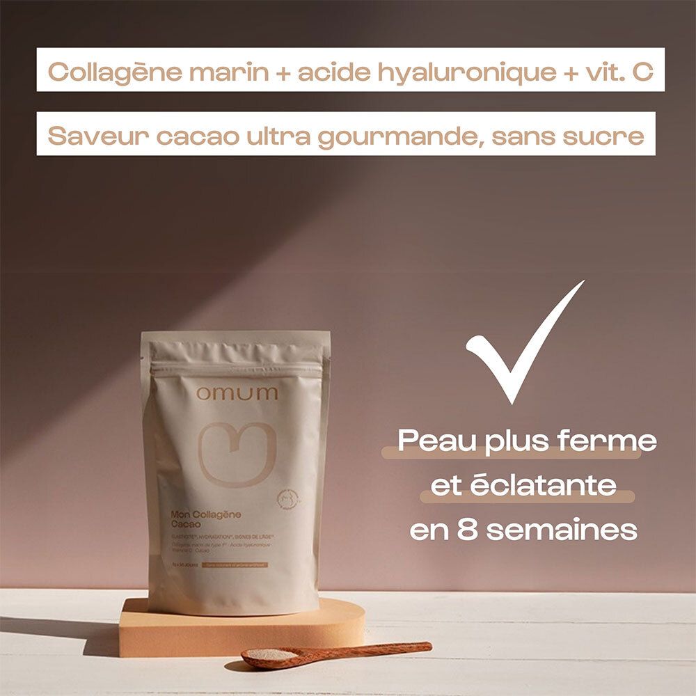 Sachet beige 'Mon Collagène Cacao' d'Omum sur un socle en bois. Texte français : 'Peau plus ferme'.