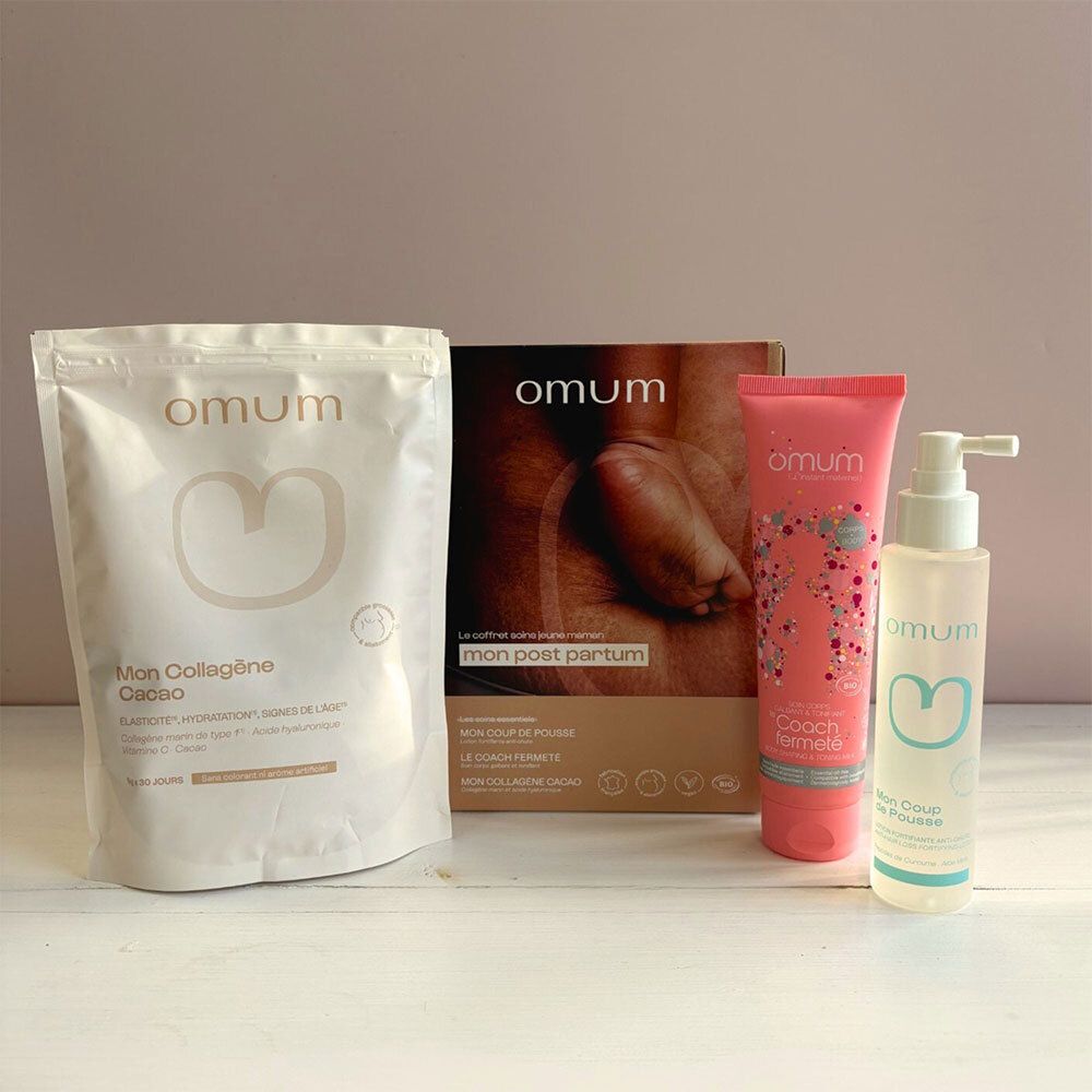Coffret Post-Partum Omum : boîte en carton, tube rose, flacon pompe et sachet beige sur fond clair.