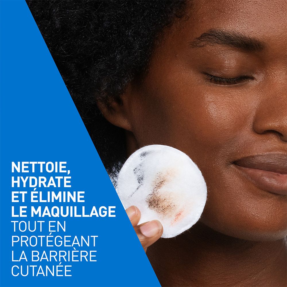 Femme nettoie son visage avec un coton et l'eau micellaire CeraVe. Protège la barrière cutanée.