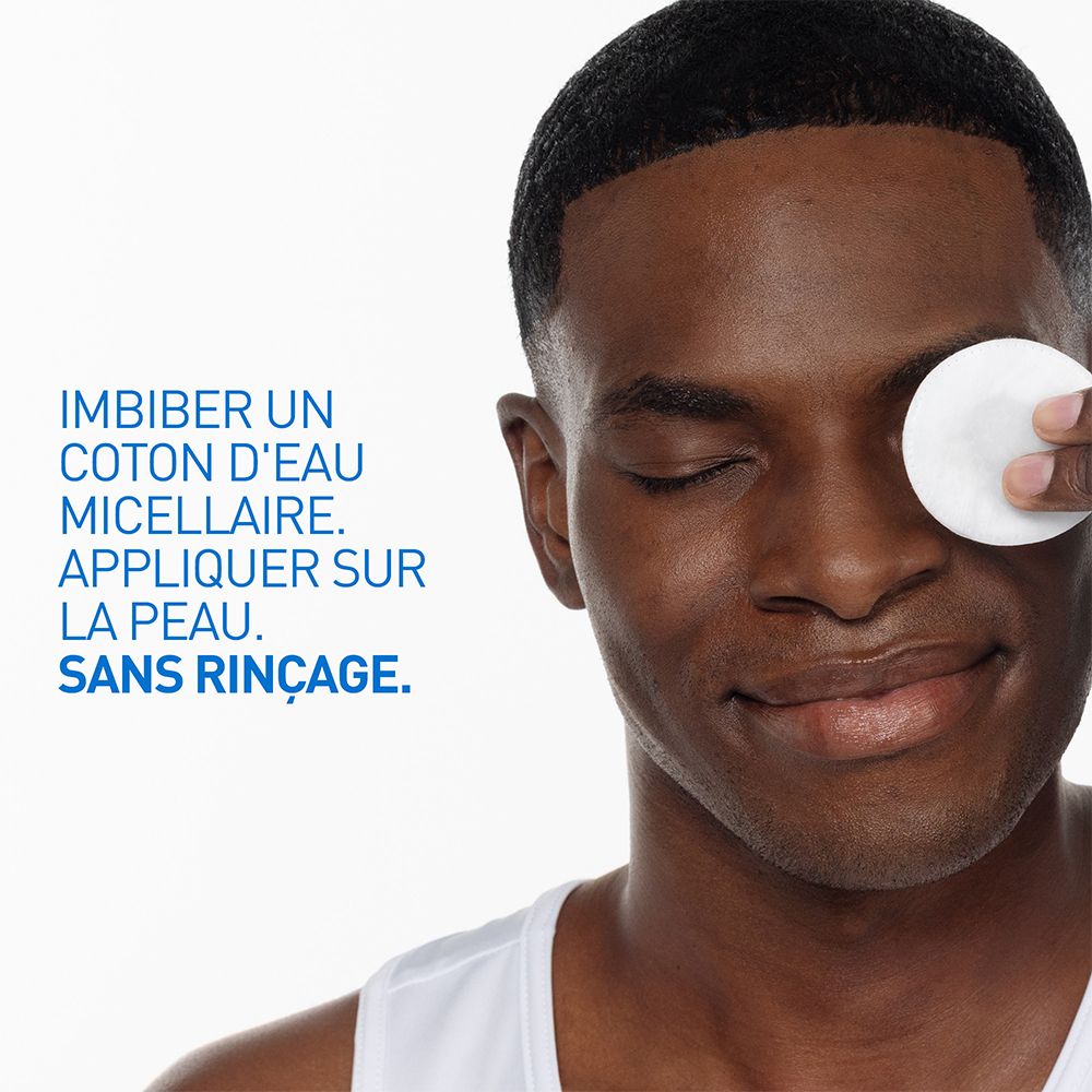 Homme tapote son visage avec un coton et l'eau micellaire CeraVe. Sans rinçage.