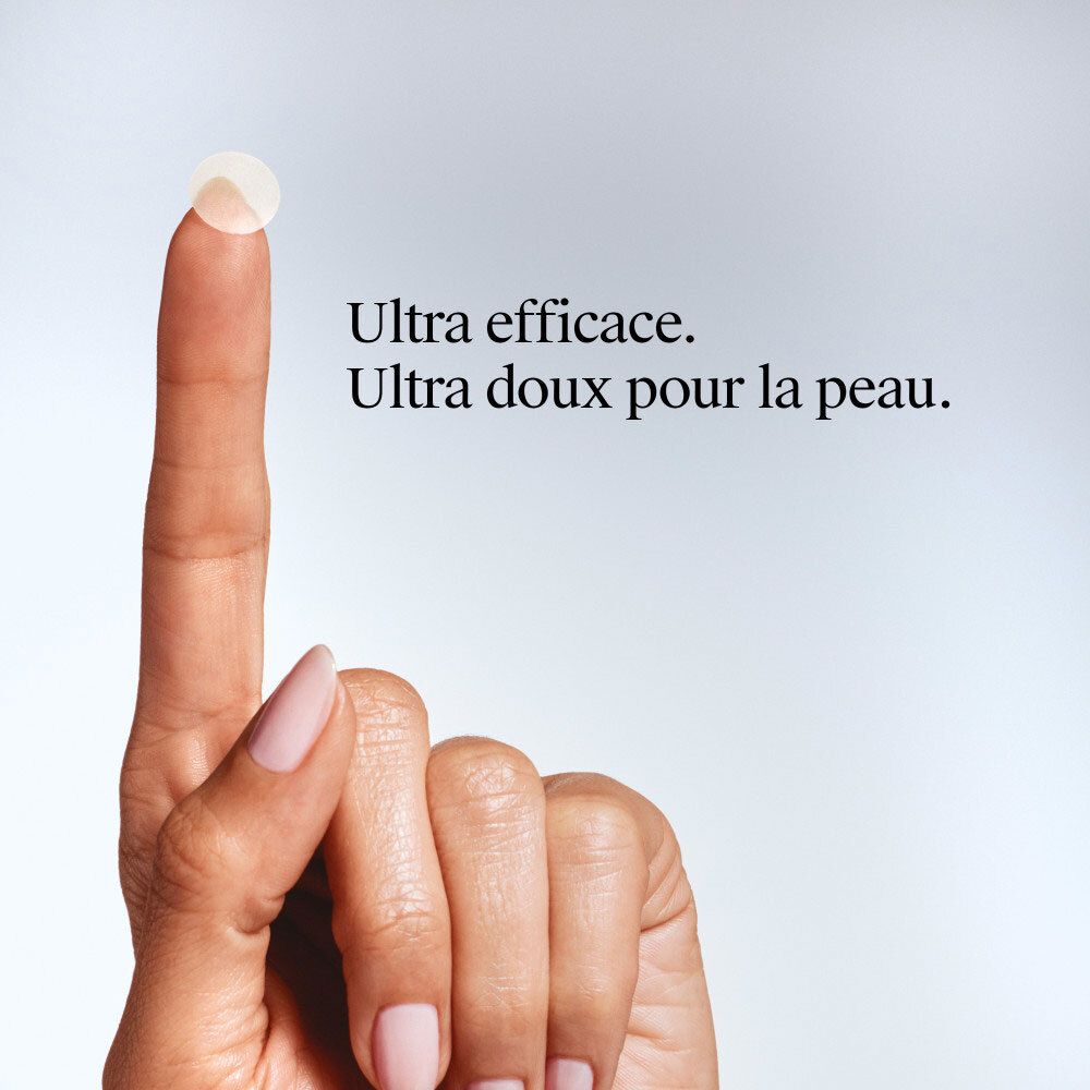 Main tenant un patch Neutrogena Anti-Boutons ultra-fin, doux pour la peau.