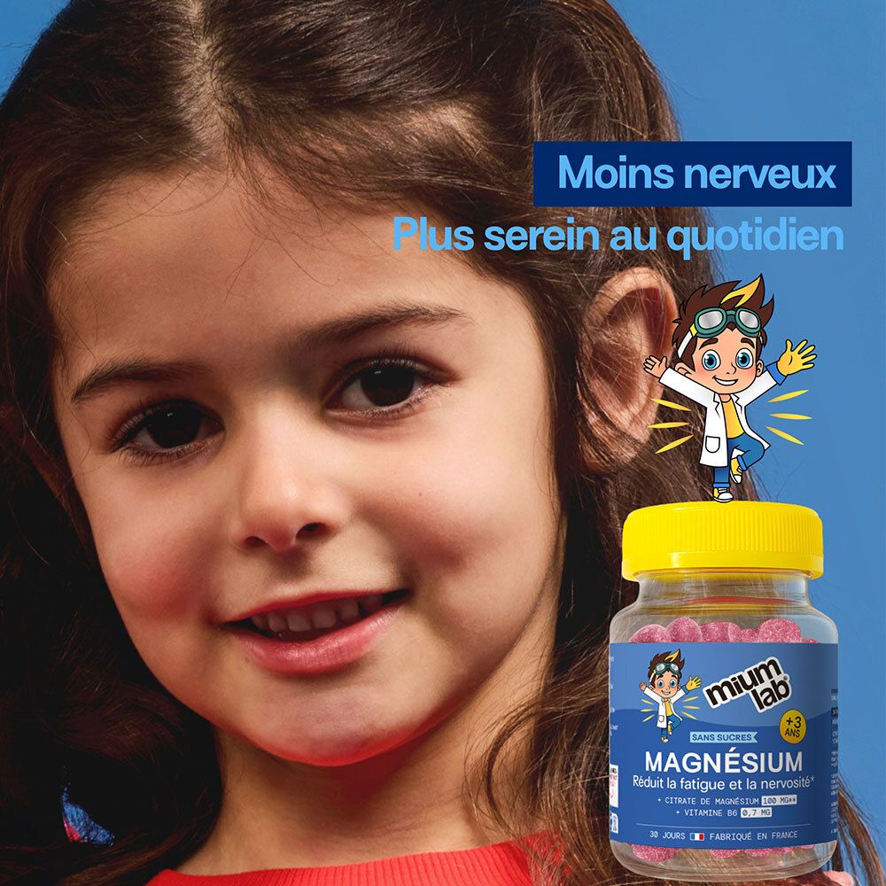 Une fille sourit à côté d'un flacon de gommes Mium Lab Magnésium. Texte : Moins nerveuse, plus sereine au quotidien.