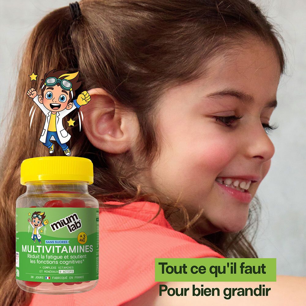 Un garçon sourit à côté d'un flacon de gommes Mium Lab Multivitamines. Texte : Tout ce qu'il faut pour bien grandir.
