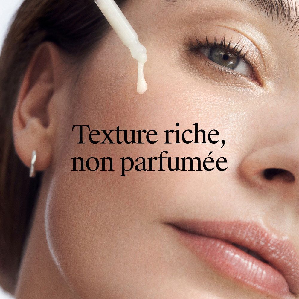Sérum Neutrogena Retinol Boost+ : texture riche, non parfumée appliquée sur la peau.