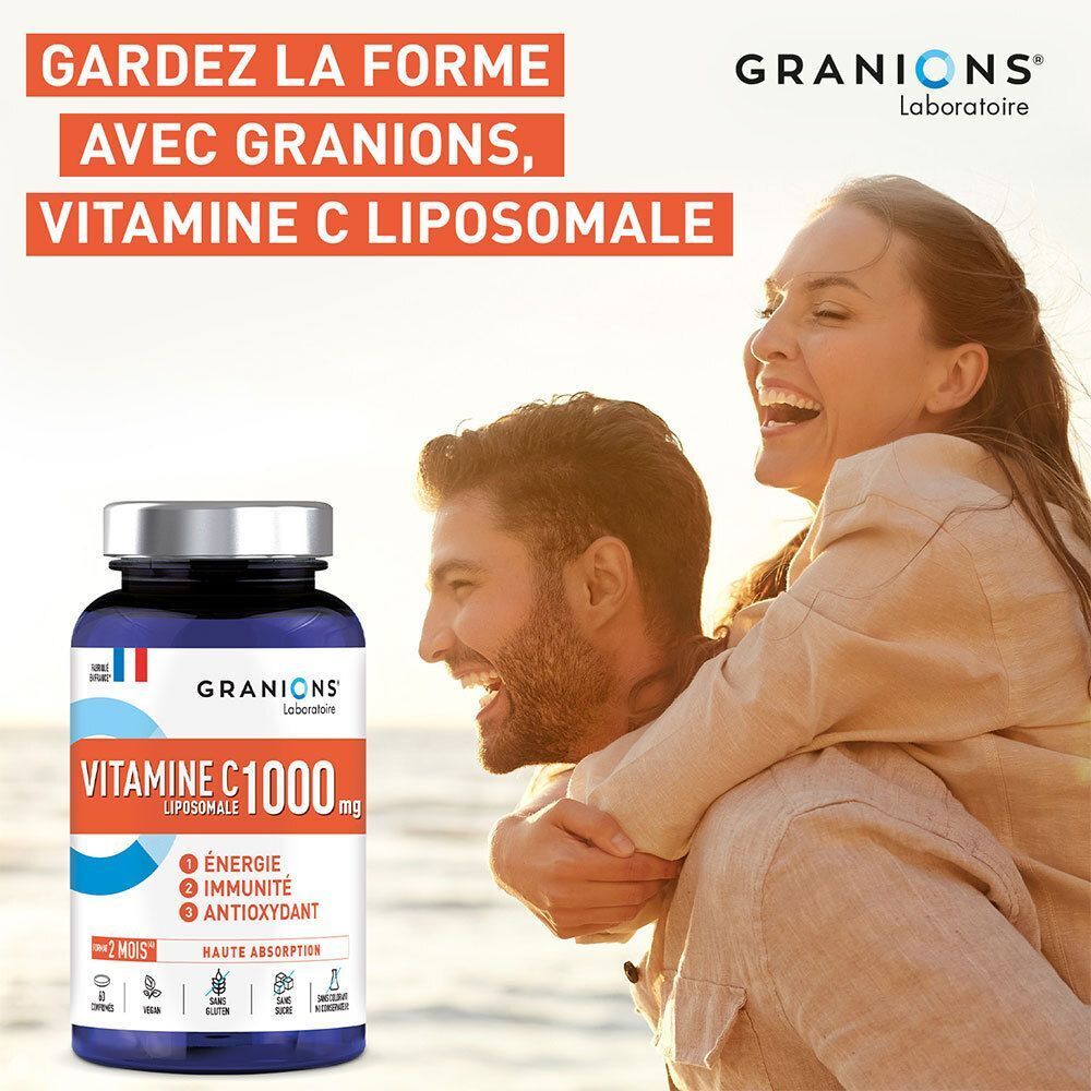 Un homme porte une femme souriante sur son dos, avec un flacon de Vitamine C 1000 mg Liposomale de Granions.