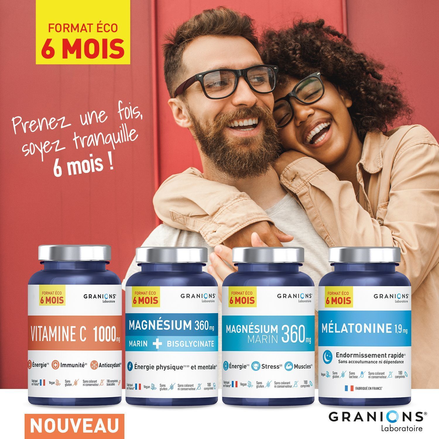Un couple s'embrasse, avec quatre flacons de compléments alimentaires, dont GRANIONS Vitamine C 1000 mg.