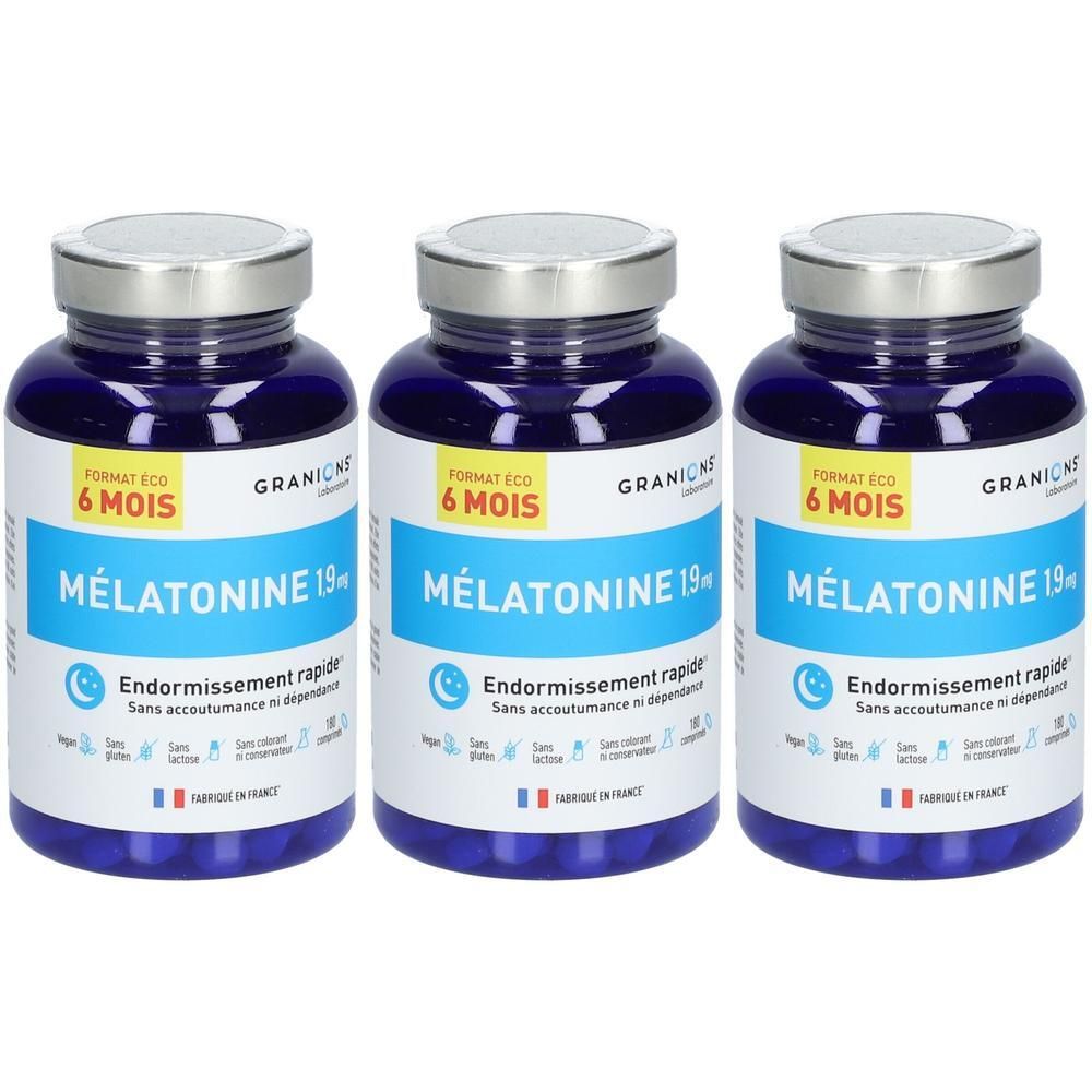 Trois flacons de Mélatonine 1,9 mg avec bouchons argentés et étiquettes bleues. "6 mois" et "Endormissement rapide" sont visibles.
