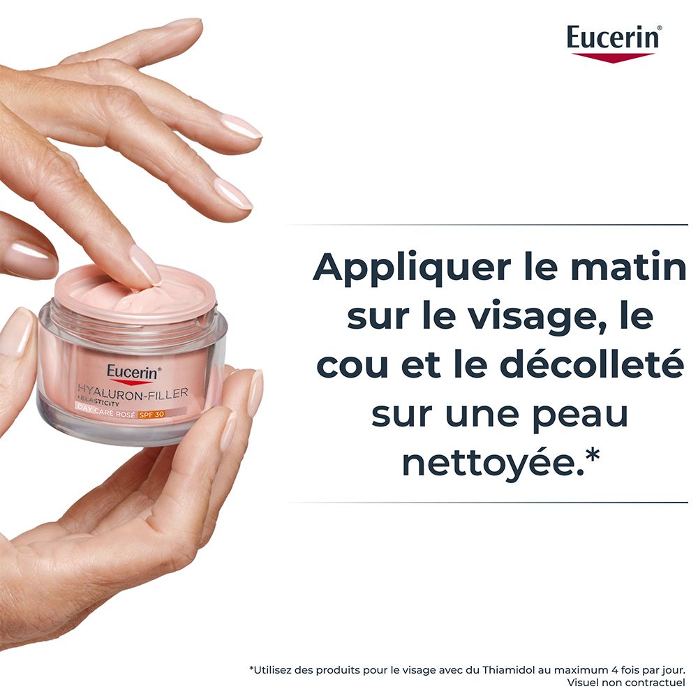 Application de Eucerin Hyaluron-Filler + Elasticity Soin de Jour Rosé SPF 30.
