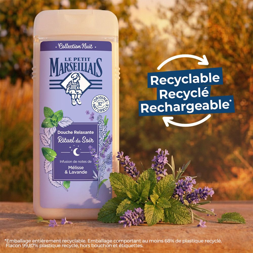 Bouteille de crème de douche avec lavande et menthe en extérieur, avec symboles de recyclage.