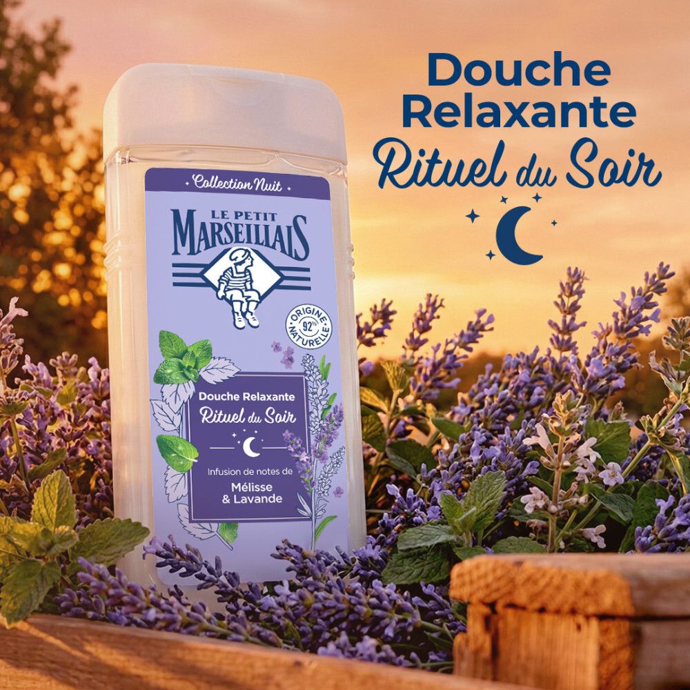 Bouteille de crème de douche dans un paysage de lavande au coucher du soleil.