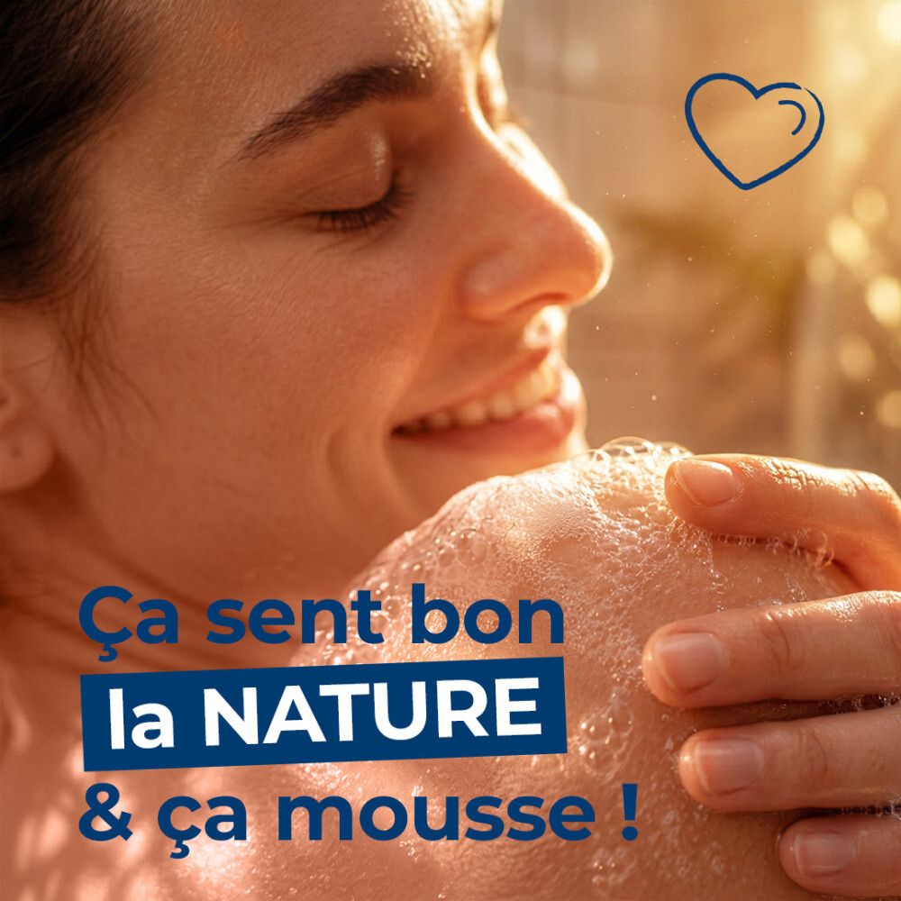 Femme profitant d'une douche moussante.