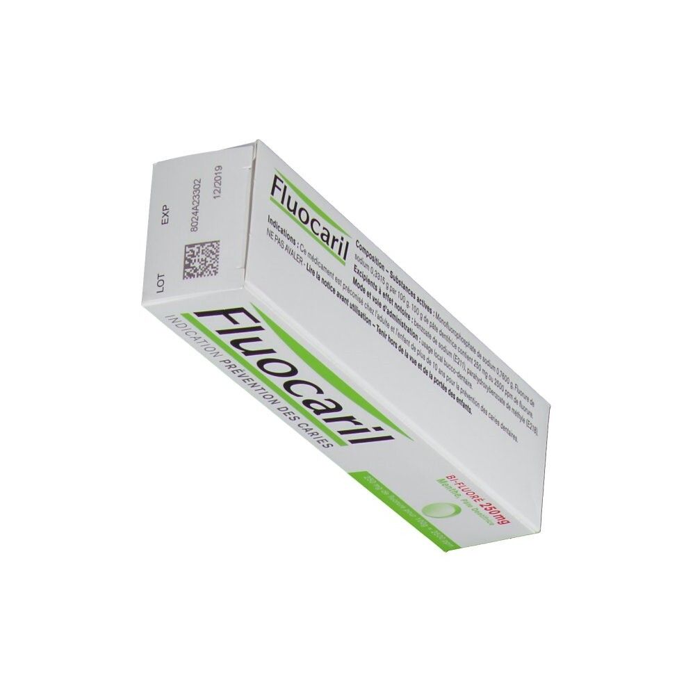 Boîte de dentifrice en biais, blanche et verte. Texte et code-barres. Inscription Fluocaril, Bi-Fluoré 250mg.