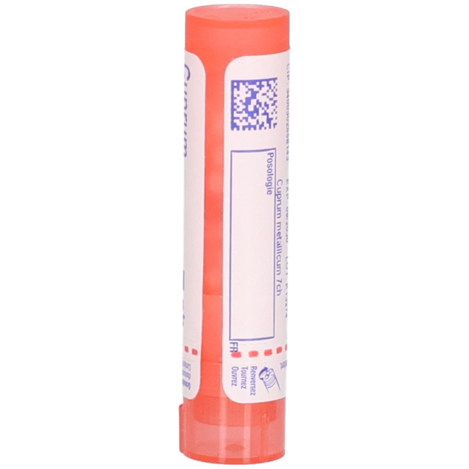 Tube orange avec étiquette blanche. Inscription: Cuprum metallicum 7 ch. Avec code QR et autres informations.