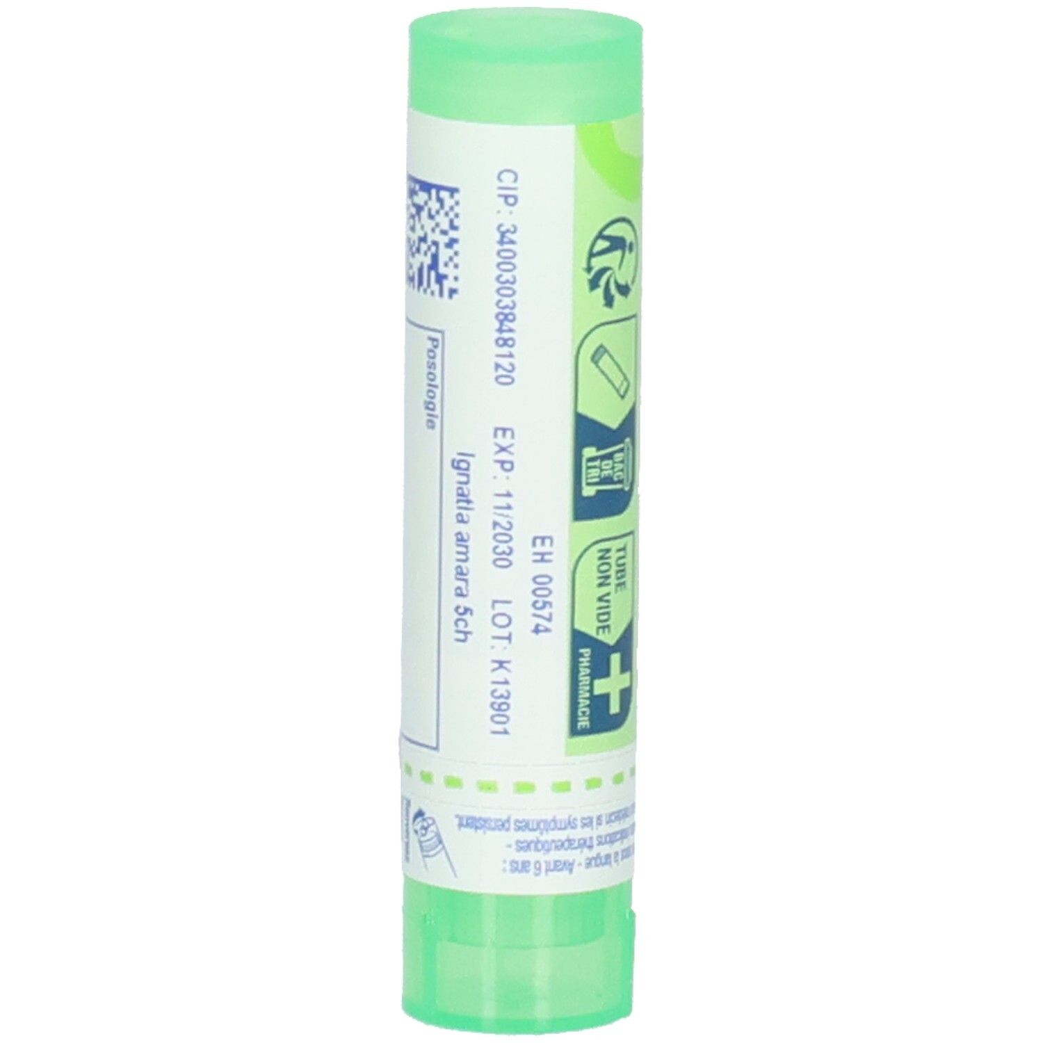 Tube vert avec étiquette blanche. Inscription: Ignatia amara Sch, EXP 11/2030, LOT K1901. Code-barres.