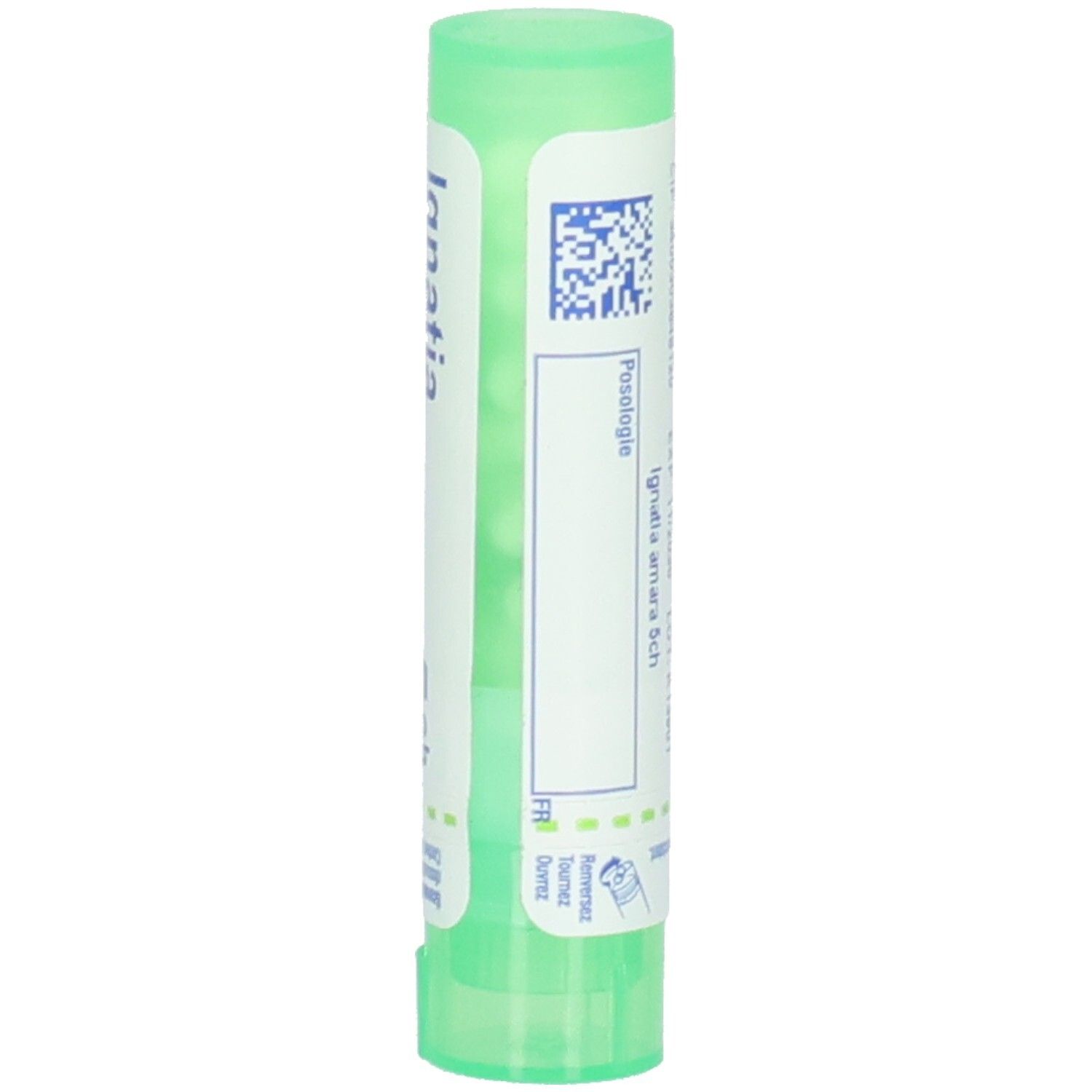 Tube vert avec étiquette blanche. Inscription: Ignatia amara. Code-barres et texte.