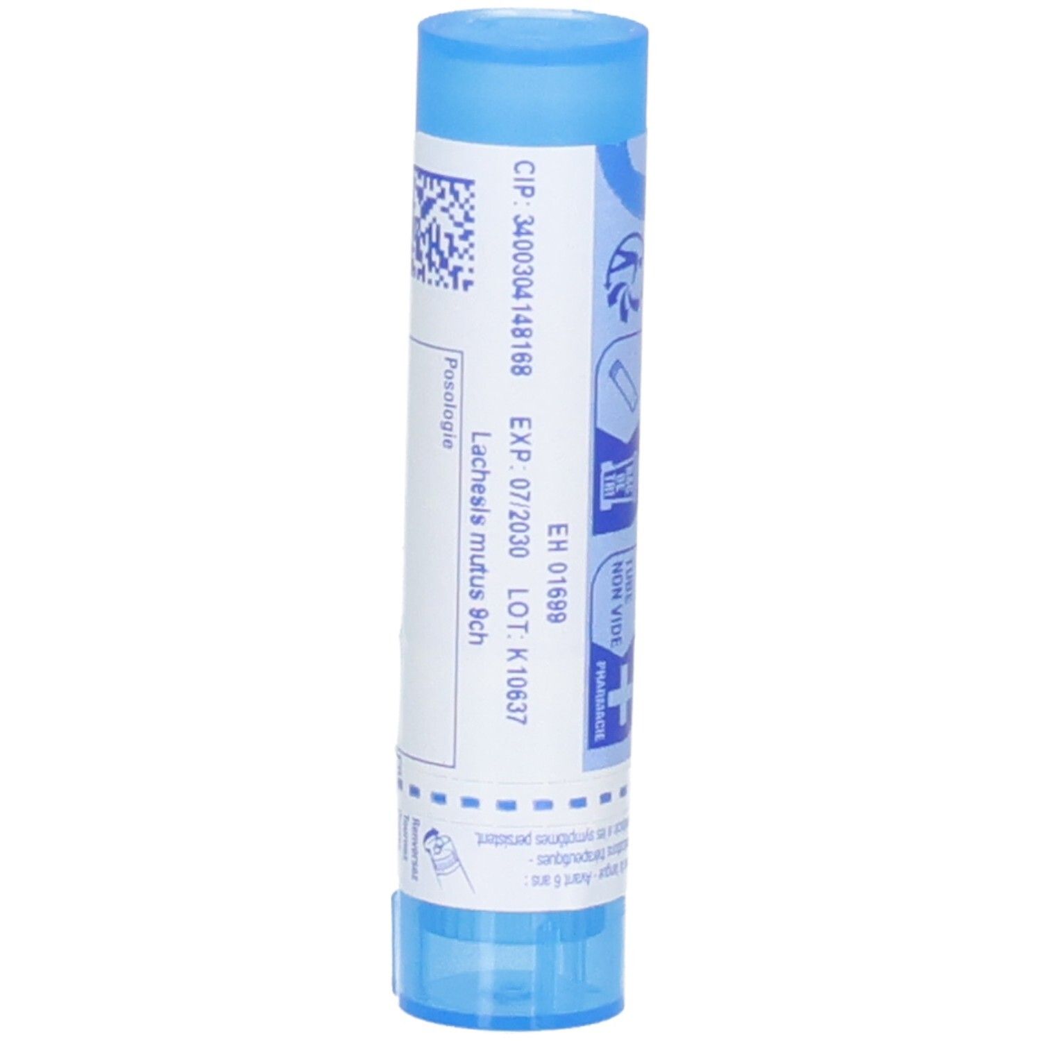 Tube bleu avec étiquette blanche. Inscription: Lachesis mutus 9 ch, numéro de lot, date de péremption. Code-barres.
