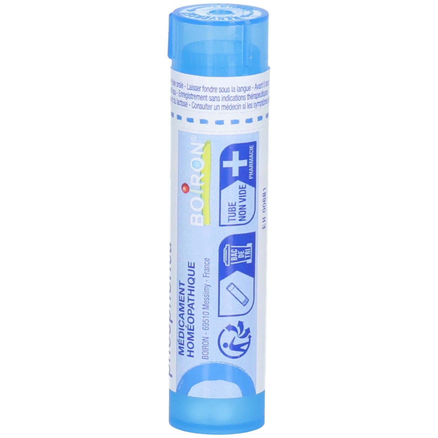 Côté d'un tube bleu avec logo Boiron et mention homéopathique. Contient des pictogrammes.