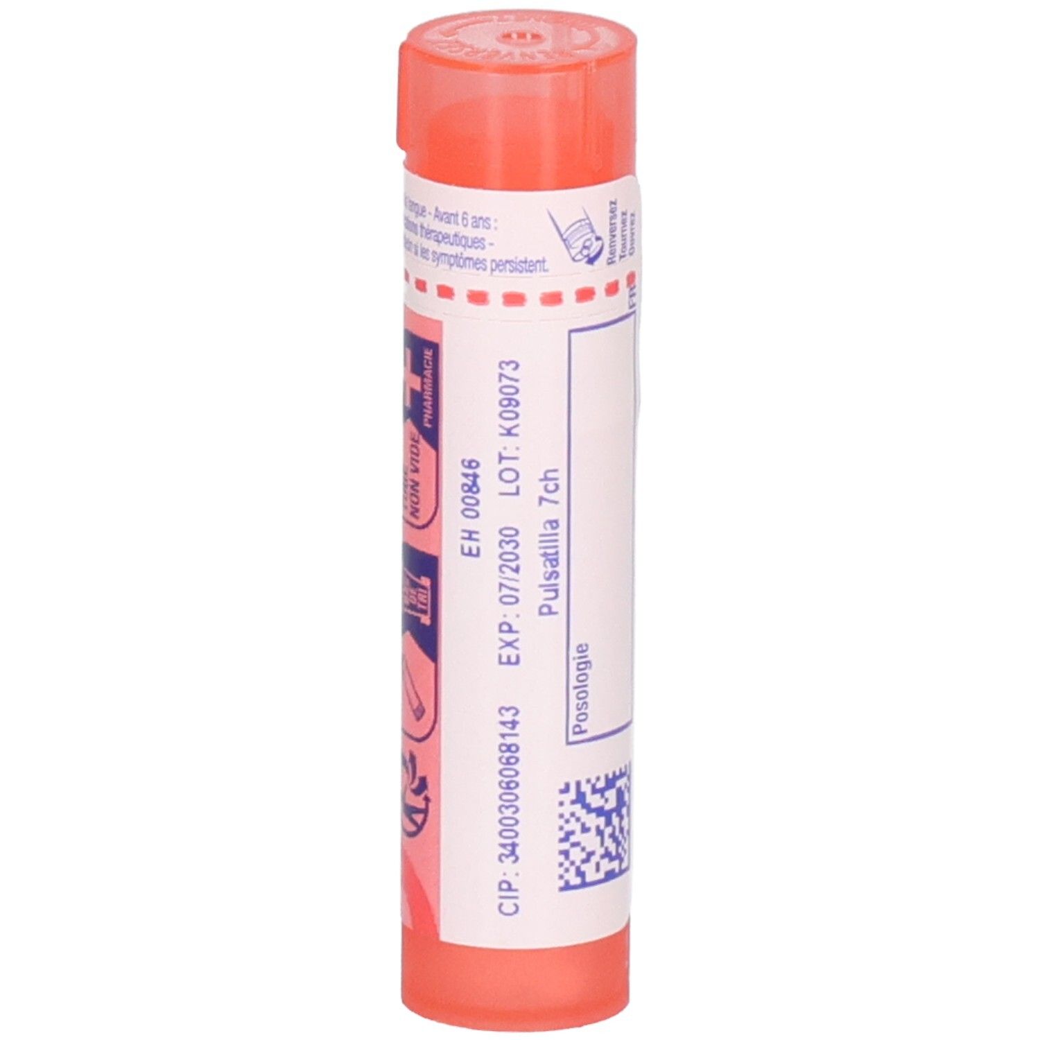 Tube de granules Pulsatilla 7CH. Tube plastique rouge avec étiquette, numéro de lot et date d'expiration.