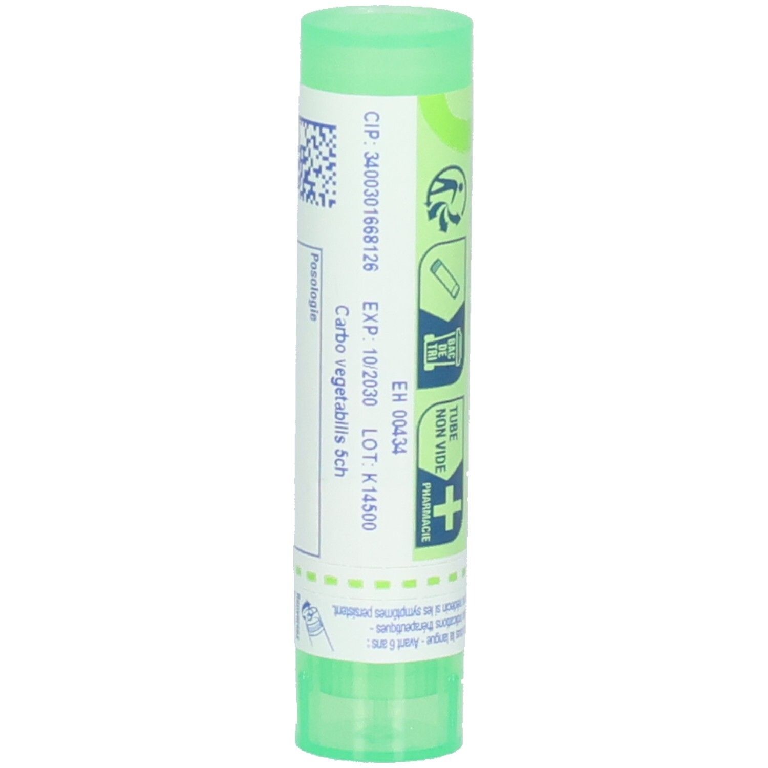 Tube cylindrique vert avec étiquette blanche. Inscription : Carbo vegetabilis 5 ch. Numéro de lot et date d'expiration.
