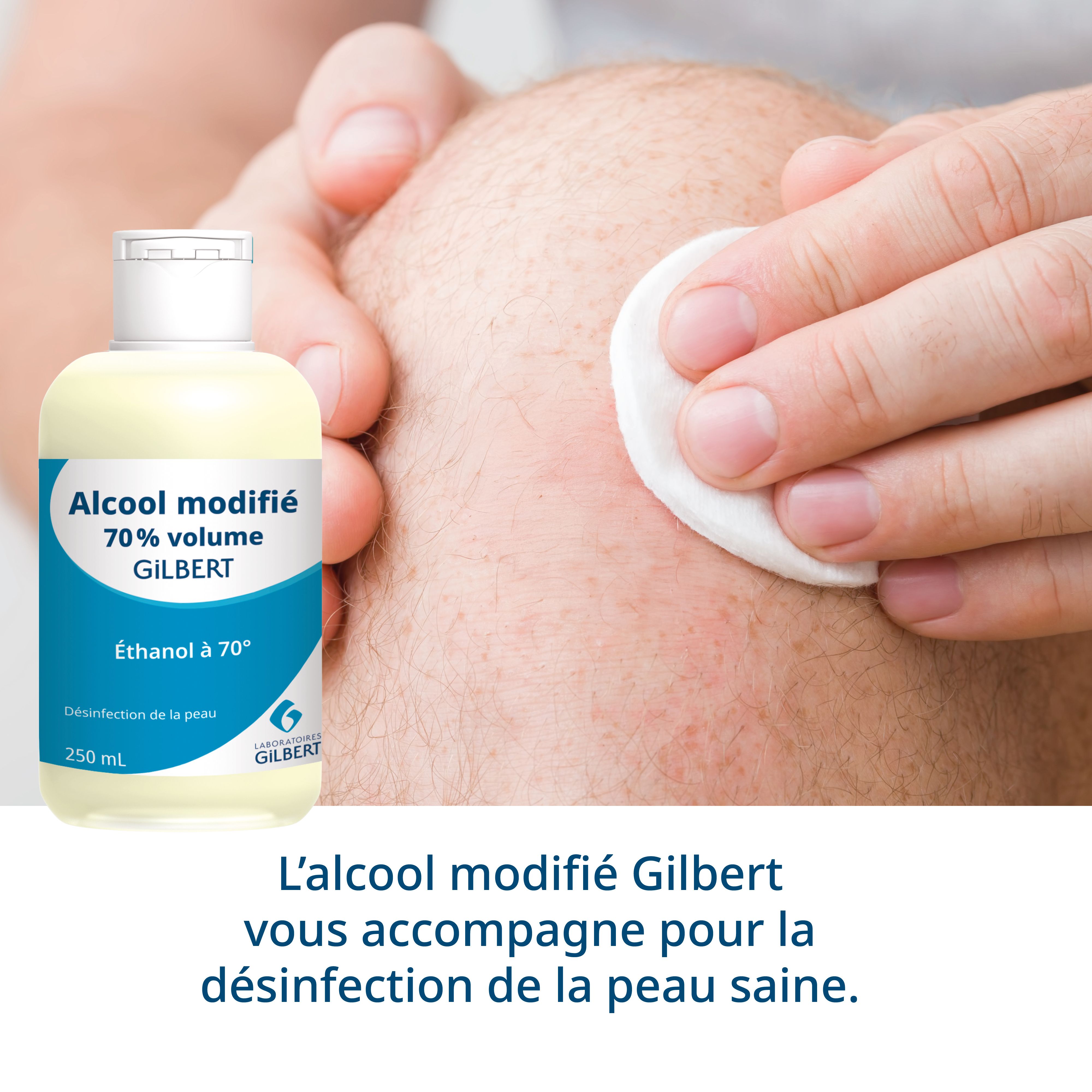 Personne désinfectant un genou avec un coton et de l'alcool. Flacon d'alcool modifié 70% volume Gilbert.